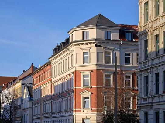 Schöne Kapitalanlage in Gohliser Gründerzeitbau: Vermietete 2-Zimmer-Wohnung mit Balkon