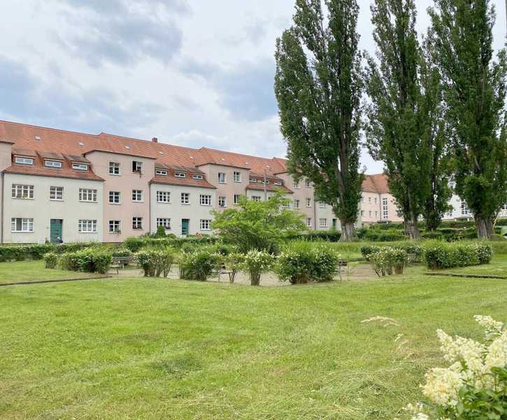 ERSTKLASSIGE 2 ZI. WOHNUNG MIT BLICK INS GRÜNE, IN DEN GEPFLEGTEN UND GROßEN GARTEN - IN RUHIGLAGE
