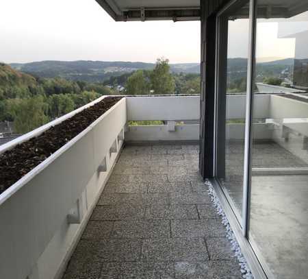 Sanierte, penthouseartige 2 Zimmerwohnung, Terrasse, Einbauküche