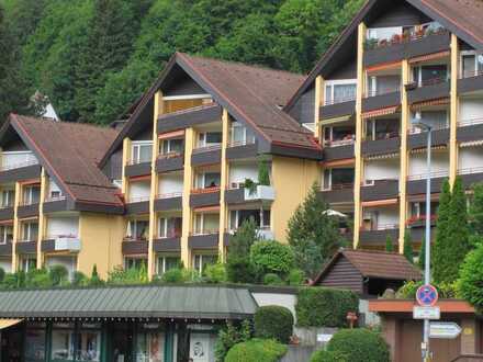 Gepflegte Wohnung mit zwei Zimmern sowie Balkon und EBK in Bad Liebenzell