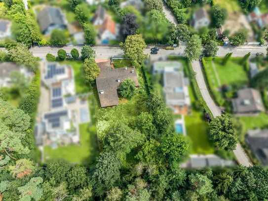 In naturnaher Villenlage: Zwei Grundstücksanteile mit Genehmigung für je eine Einfamilien-Villa