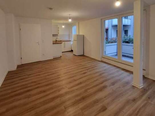 *Ruhige 2-Raumwohnung im Hinterhof *+ Tageslichtbad mit Wanne + Balkon + Einbauküche!