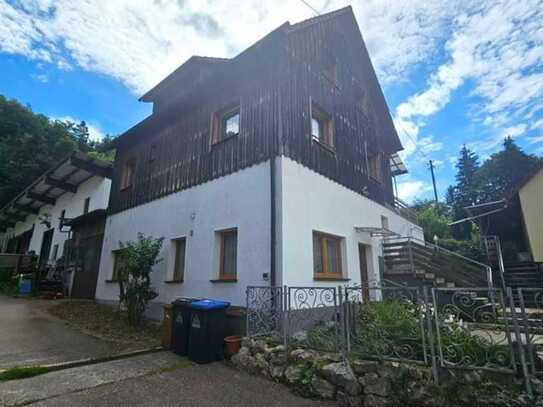 Haus mit ELW und vermieteten Hallen am Ortsrand von Schnaitheim