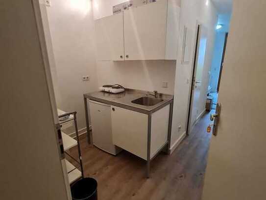 KLEINE SINGLE-WOHNUNG IN GEFRAGTER LAGE MIT PANTRYKÜCHE IM ERDGESCHOSS UND TERRASSE!