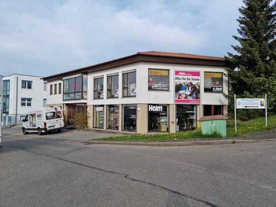 Gewerbeimmobilie mit großer Fensterfront