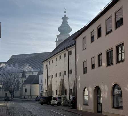 2-Zimmer-Wohnung in Mühldorfer Altstadt: Erstbezug nach Sanierung mit EBK und TG