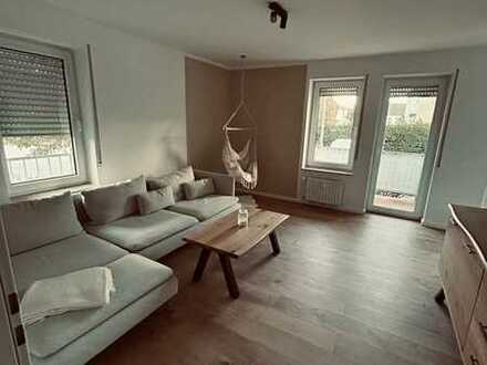 Vollständig renovierte Wohnung mit zwei Zimmern sowie Balkon und Einbauküche in Eisenberg