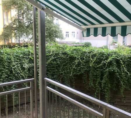 Hochparterre in Schleussig, Bad mit Wanne und Fenster, Balkon zum Hof