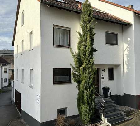 Im Herzen Langenaus – Sehr gepflegtes Reiheneckhaus mit Terrasse, großzügiger Garage und Stellplatz