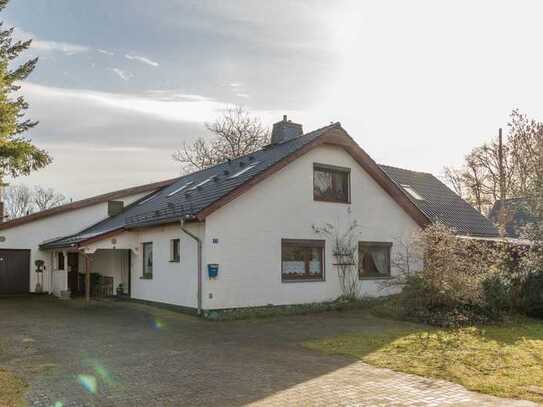 1-2 Familienhaus mit Nebengebäuden, Garage
und Doppelcarport