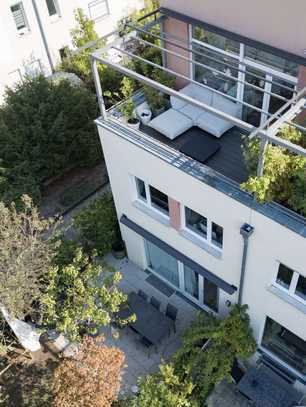 Schönes Reihenendhaus mit großem Garten, Dachterrasse mit tollem Blick und zwei Garagen