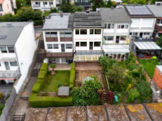 Modernes Split-Level-Haus mit Garten und Garage