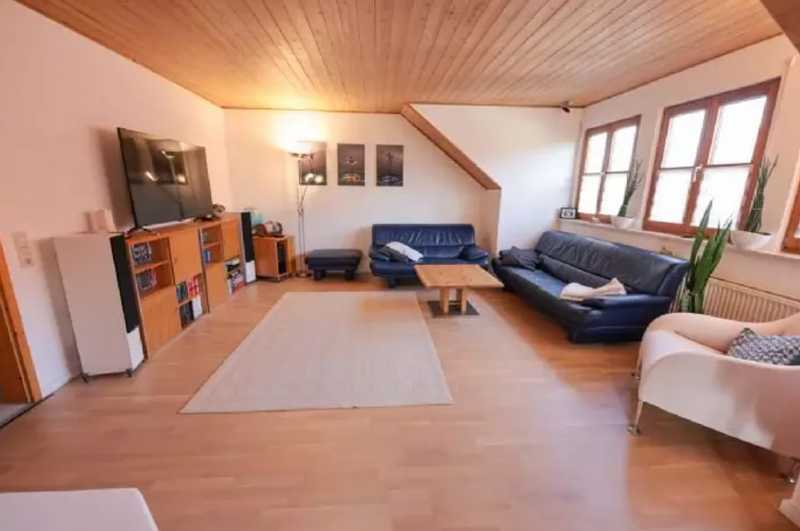                                                               Gro&szlig;z&uuml;gige und helle 3,5-Zimmer Wohnung mit Balkon, Einbauk&uuml;che, Kachelofen, 10&hellip;                                                       in Altenstadt (Weilheim-Schongau)