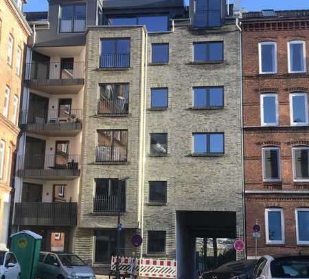 Geschmackvolle Wohnung mit zwei Zimmern sowie Balkon und EBK in Kiel