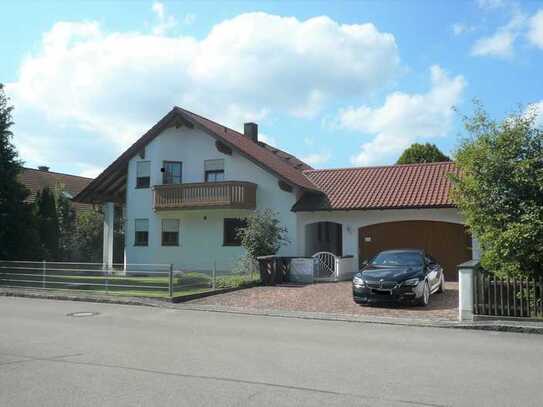 Großaitingen:
Charmantes Einfamilienhaus mit großem Garten 
und XL-Garage