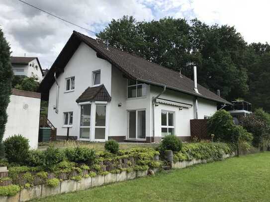 Schöne Doppelhaushälfte in Siegen Obersetzen zu vermieten.