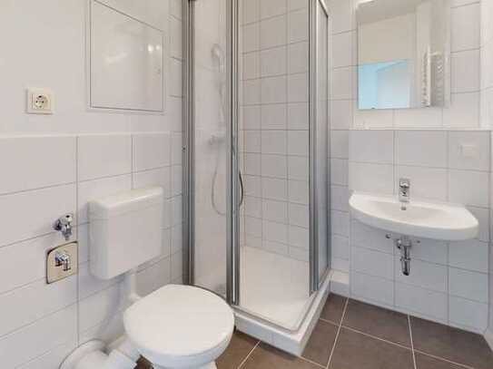 Bezugsfertig, neu saniert - ab sofort! Bad mit Dusche