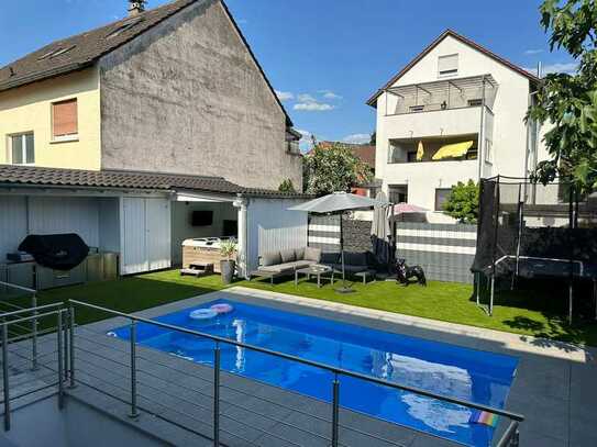 Geräumige, stilvolle 5-Raum-Wohnung mit Einbauküche, Pool und Garage