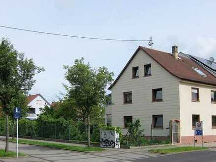 Filetgrundstück in bester Lage in Neureut - gegenüber Parkanlage, 2 Parteien-Haus mit großem Garten
