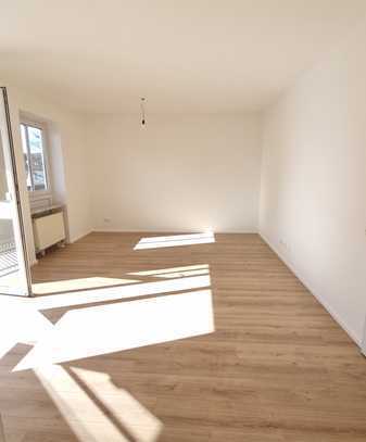 Lichtdurchflutete & renovierte 3 Zimmer Wohnung mit Süd-/West Balkon