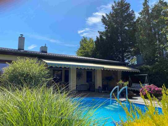 Well-kept house with outdoor pool in a familiar green neighbourhood of Teltow