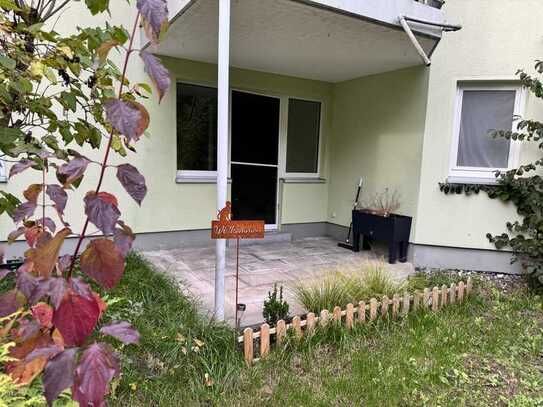 Stilvolle, vollständig renovierte 2-Zimmer-Terrassenwohnung mit Balkon und Einbauküche in Cortendorf