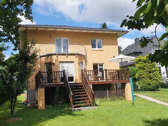 ruhige Wohnung im Grünen mit drei Zimmern, Balkon & EBK in Hohen Neuendorf, S-Bahn fußläufig