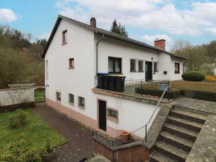 Viel Platz: 6-Zimmer-Mehrfamilienhaus mit eigenem Außenbereich und Stellplatz