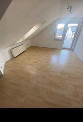 Stilvolle 2-Zimmer-Dachgeschosswohnung mit Balkon und EBK in Niefern-Öschelbronn