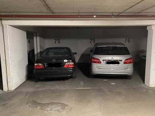 Tiefgaragenstellplatz mit elektrischem Rolltor