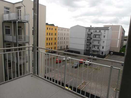 ERSTBEZUG NACH SANIERUNG! Gemütliche 3-Raum-Wohnung mit Balkon, Weitblick + Fahrstuhl in Buckau!