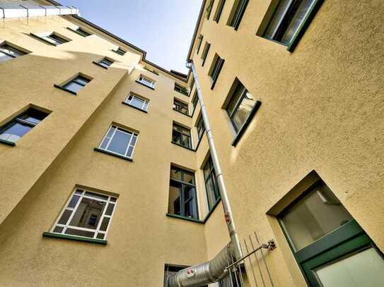 Nähe Boxhagener Platz und Mercedes Benz Arena: Effiziente 2-Zimmer-Wohnung - Balkon & Tageslichtbad