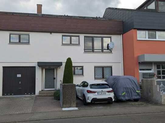 Renovierte 2,5 Zimmer-Wohnung mit Balkon und EBK in Kirchheim-Jesingen