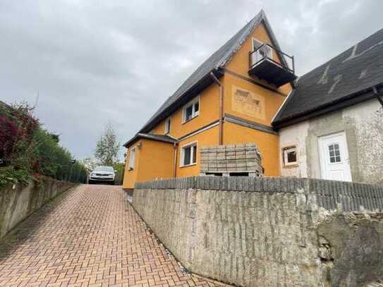 Teilsaniertes Einfamilienhaus mit Nebengebäuden inkl. gepflegtem Grundstück mit urigem Gartenbereich