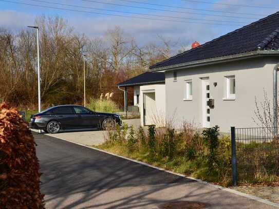 Fertighaus im Bungalow-Stil mit Garten und Einzelgarage