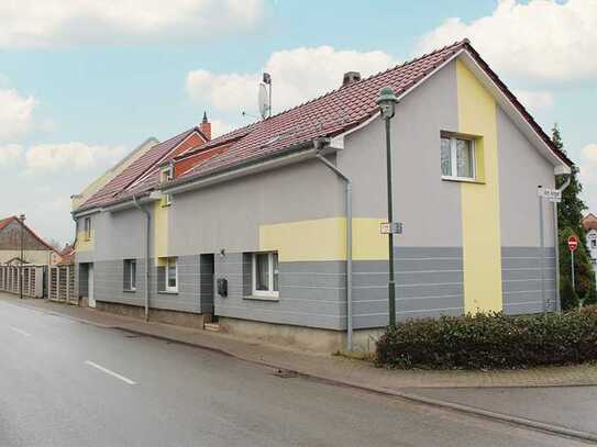 ländliches Wohnhaus mit Garage und schönem Grundstück