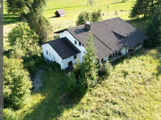 Sanierungsbedürftiges Berganwesen auf erschlossenem Baugrundstück mit ca. 3.079 m²