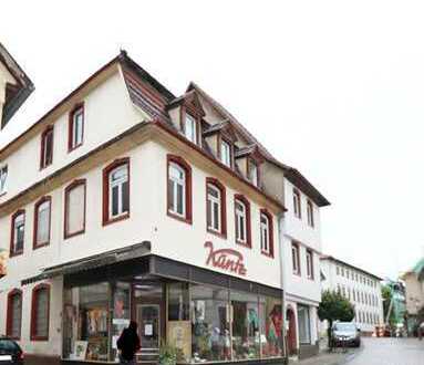 Mehrfamilienhaus mit Ladengeschäft im historischen Zentrum