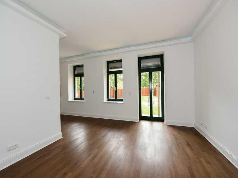 Der Frühling naht! 20m² Terrasse + dunkles Parkett + Fußbodenheizung + tolles Bad + LED-Licht