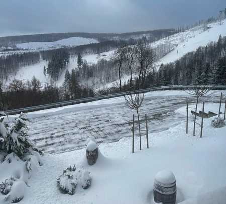 Hotel Pension Talblick am Hang mit super Ausblick auf das Skigebiet und Bobbahn in Winterberg