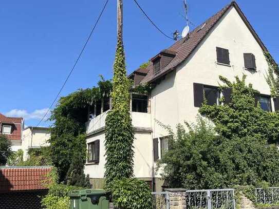 Sehr gepflegtes Wohnhaus mit Lagergebäude und einem großen Innenhof