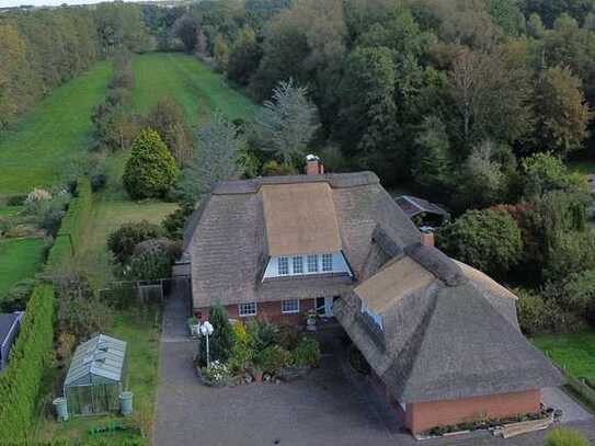 Exklusives Landhaus mit Reetdach und einem großzügigen Grundstück an der Nordseeküste