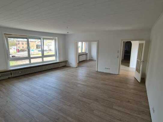 Große 3-Zimmer-Wohnung mit Balkon, Kamin und EBK, 1. OG Rechts