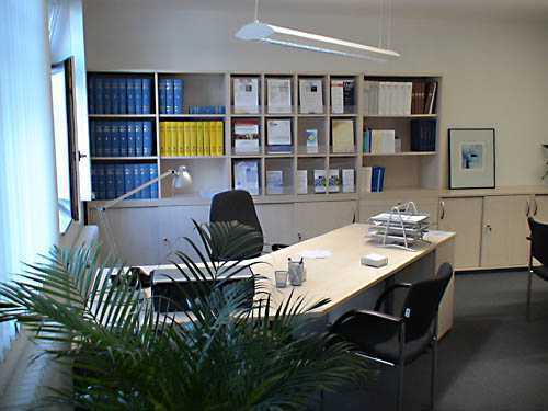 Büroflächen ab 2,- EUR/m2 mtl. Hallenflächen separat anmietbar. Unmittelbar an der A 9 (München-Berl