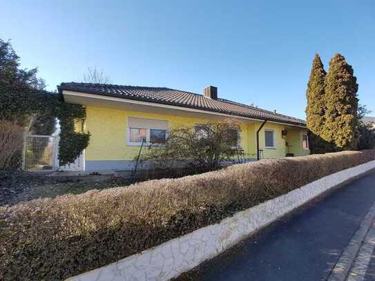 Winkelbungalow mit Garage und großem Garten in Feldrandlage von Stadelschwarzach