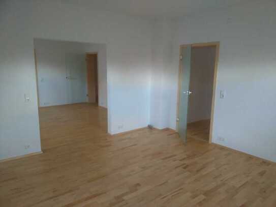 Freundliche 4-Zimmer-Wohnung mit Balkon in Neu-Ulm