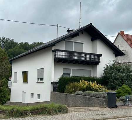 Beckingen, freist. 2-FH mit großem Grundstück und Bachlauf