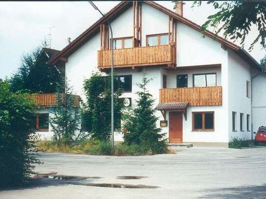 2,5 Zimmer Appartement, 63 qm. Küche. Bad mit Badewanne und Fenster.