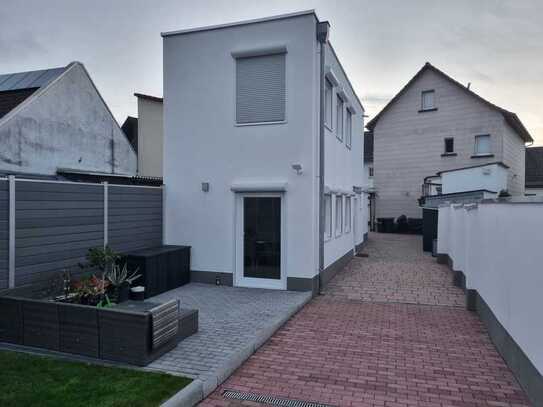 Stilvolle, neuwertige Maisonette-Wohnung (Tiny House) mit Terrasse und EBK in Dreieich-Sprendlingen