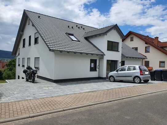 Zweitbezug mit EBK und Balkon: attraktive 3-Zimmer-EG-Wohnung in Großheubach